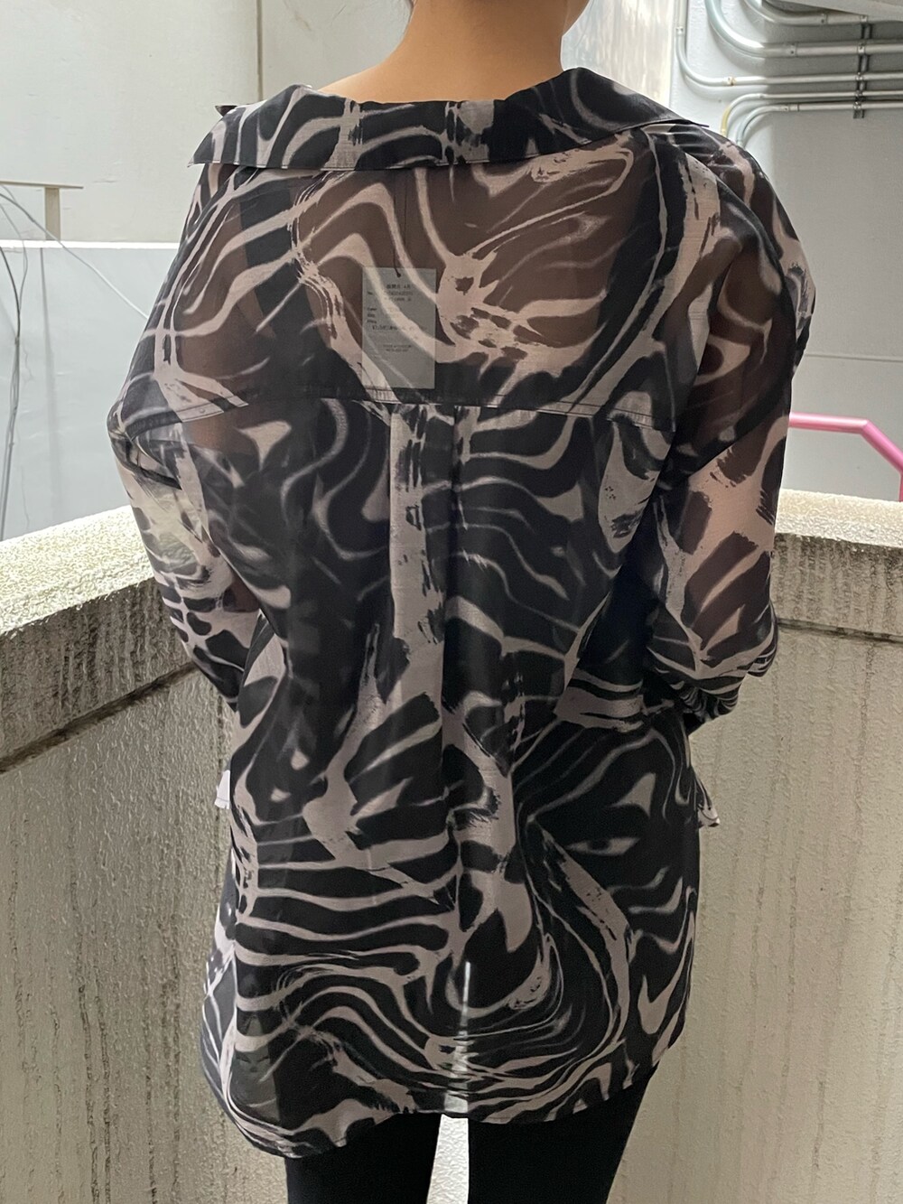 ベージュ系のシャツ/ブラウス、ブラック系のサロペット/オーバーオール、ブラック系のサンダルを着用したレディースの春コーディネートの4枚目の写真