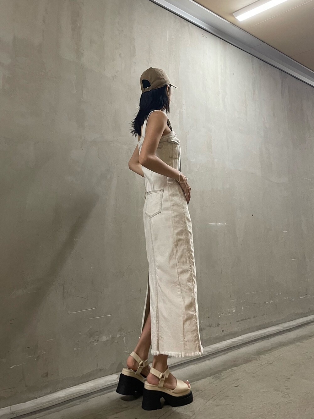 ブラック系のTシャツ/カットソー、ホワイト系のワンピース、ホワイト系のサンダルを着用したレディースの夏コーディネートの3枚目の写真