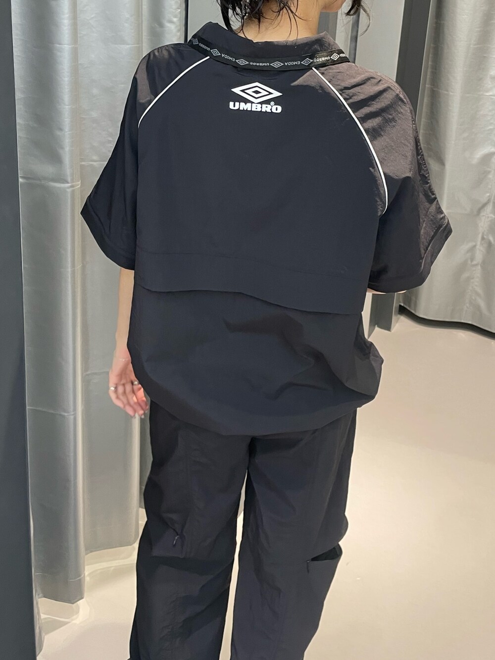 ブラック系のブルゾン、ブラック系のその他パンツ、ブラック系のスニーカーを着用したレディースの春コーディネートの6枚目の写真