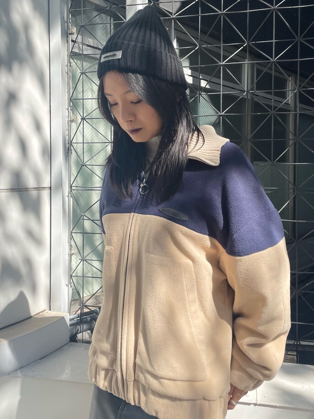 ブルー系のブルゾン、ホワイト系のニット/セーター、その他のスカートを着用したレディースの秋コーディネートの3枚目の写真