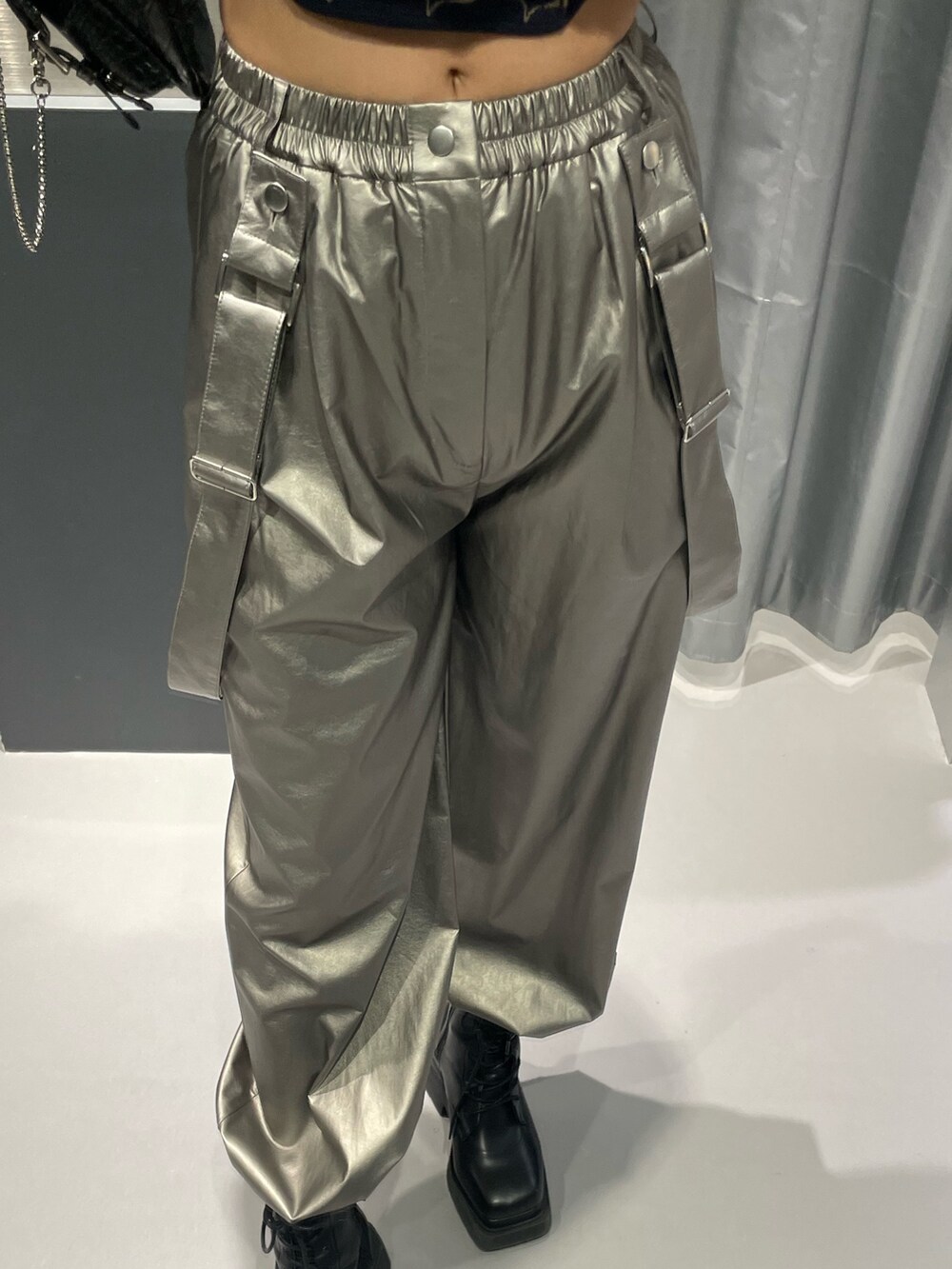 その他のタンクトップ、シルバー系のその他パンツ、ブラック系のハンドバッグを着用したレディースの春コーディネートの6枚目の写真