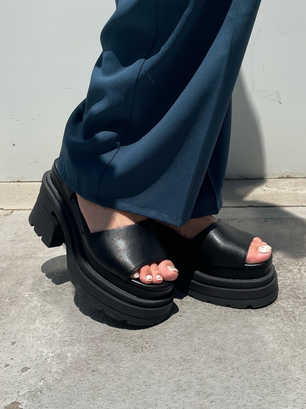 ブルー系のつなぎ/オールインワン、ブラック系のショルダーバッグ、ブラック系のサンダルを着用したレディースの夏コーディネートの5枚目の写真