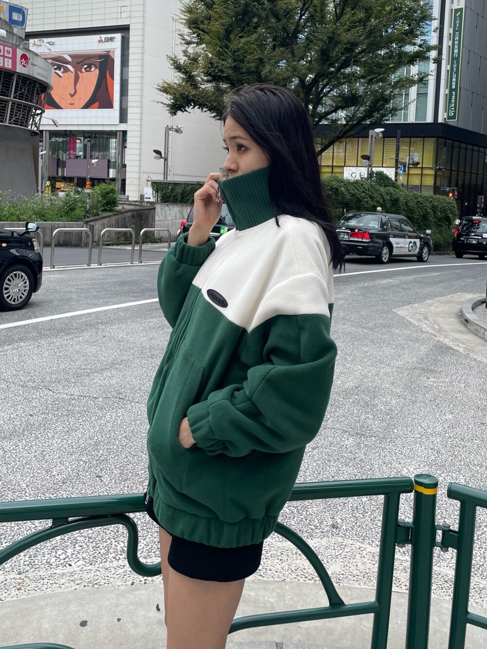 グリーン系のブルゾン、ブラック系のスカート、その他のブーツを着用したレディースの秋コーディネートの4枚目の写真