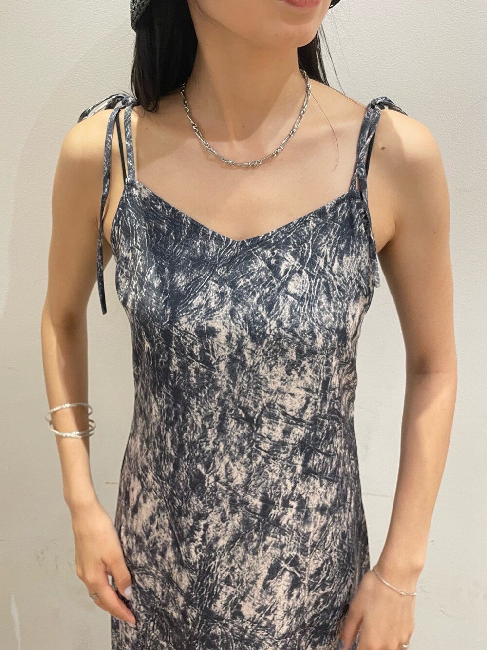 ブラック系のTシャツ/カットソー、その他のワンピース、ホワイト系のブーツを着用したレディースの夏コーディネートの3枚目の写真