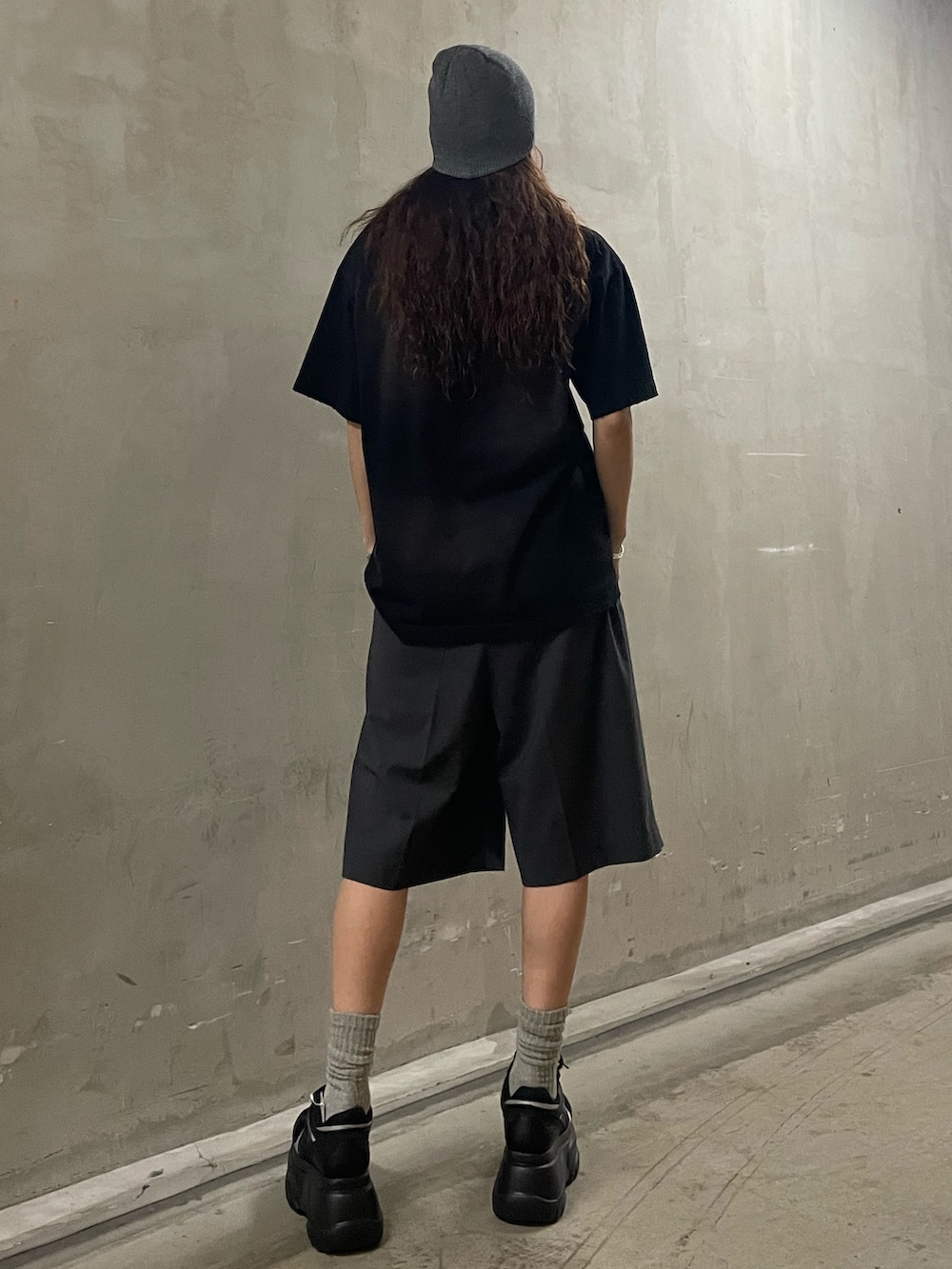 「EMODA、モノトーン、モノトーンコーデ、高身長女子、高身長コーデ、春夏コーデ、夏コーデ、カジュアルコーデ、ビーニー、Tシャツ、ハーフパンツ、厚底スニーカー、厚底シューズ、お出かけコーデ、パンツコーデ」｜「EMODAのスペイシーEプレートビーニー（ニットキャップ/ビーニー、グレー系）」を使った、菅谷レイナさん（骨格ストレート・レディース・168cm）の春コーディネートの3枚目の写真