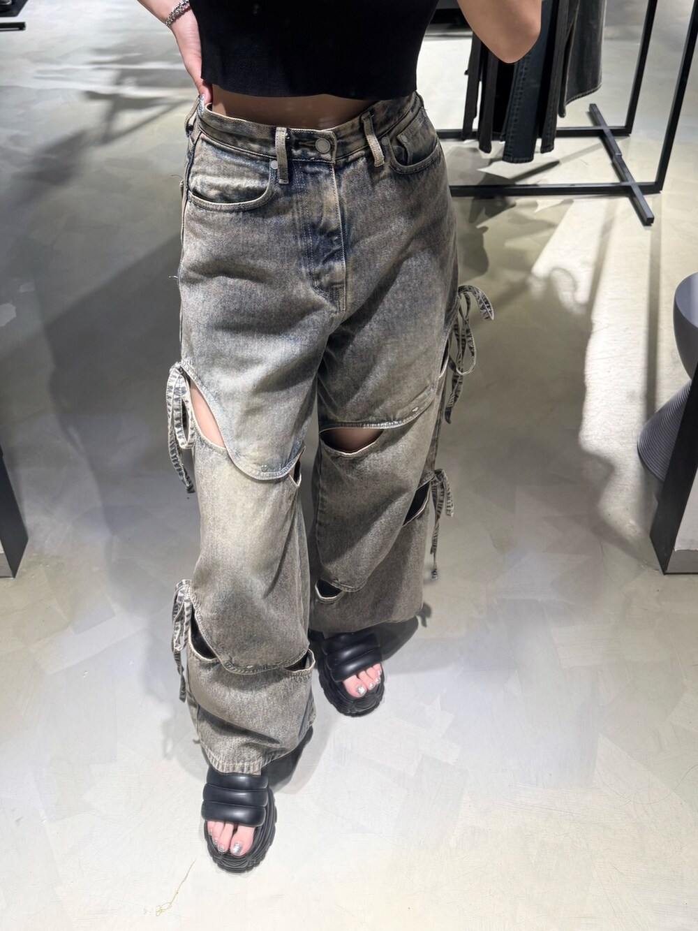 ブラック系のTシャツ/カットソー、ブルー系のデニムパンツ、ブラック系のサンダルを着用したレディースの夏コーディネートの6枚目の写真