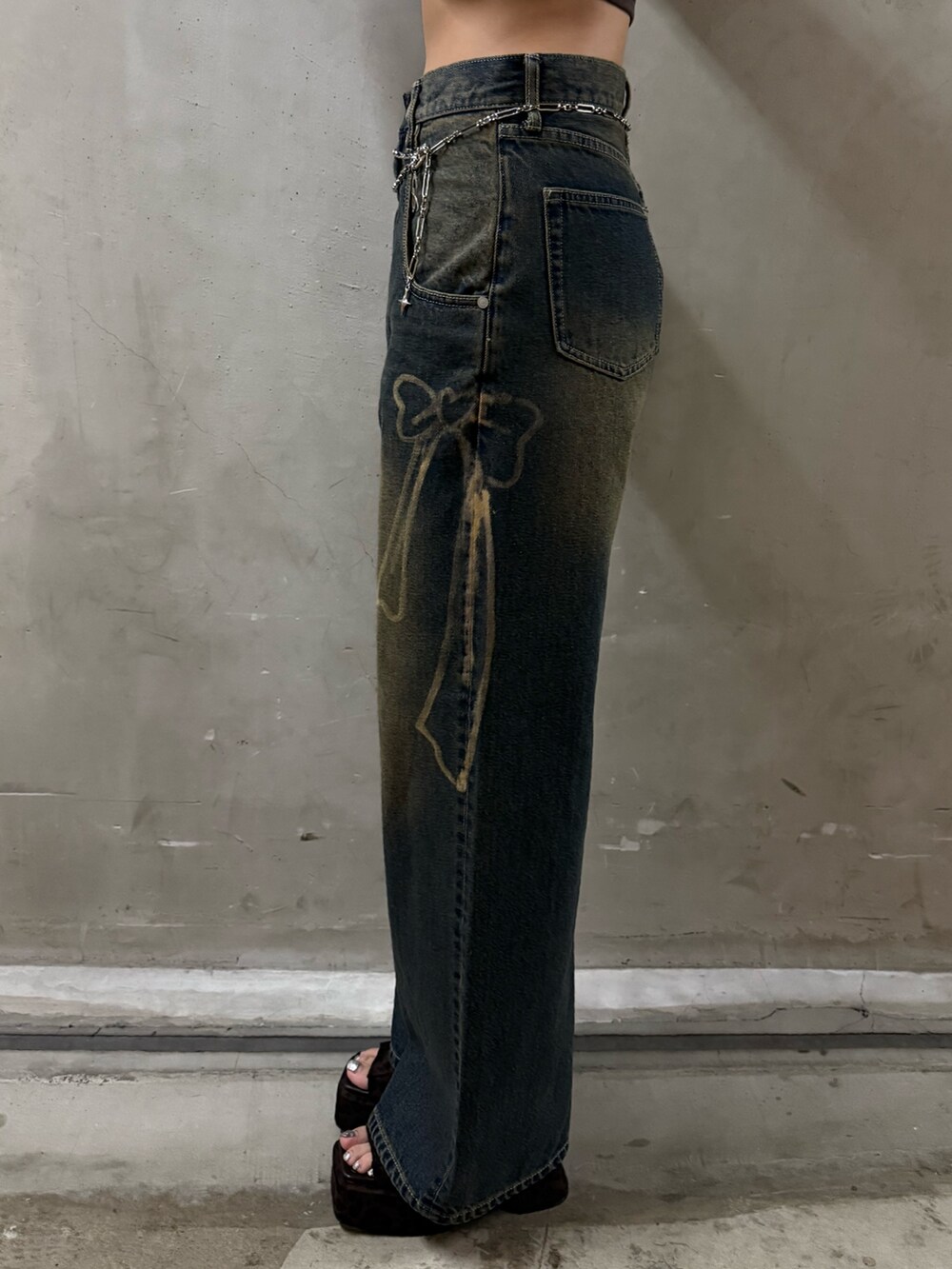 ブラウン系のTシャツ/カットソー、ブルー系のデニムパンツ、ブラウン系のサンダルを着用したレディースの夏コーディネートの8枚目の写真