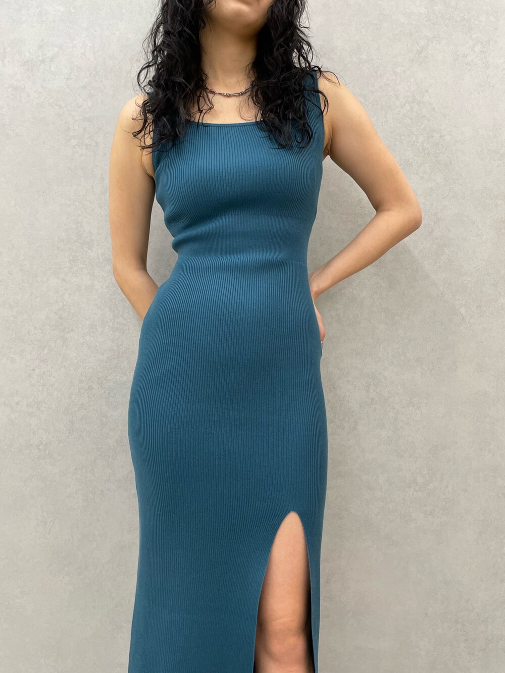 ブルー系のワンピース、ブラック系のサンダル、シルバー系のネックレスを着用したレディースの春コーディネートの4枚目の写真