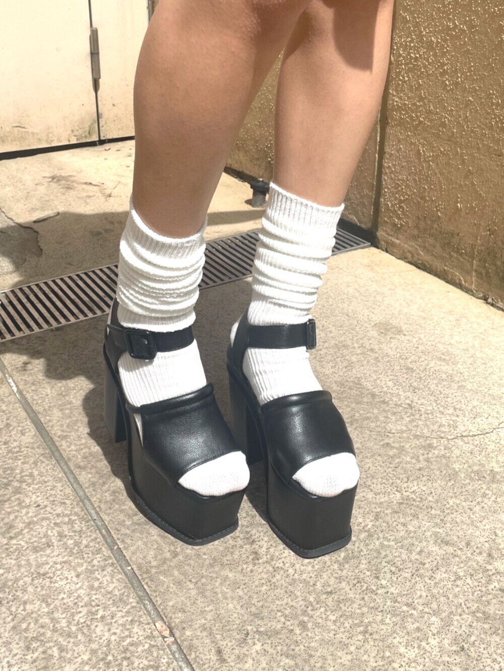 ブラック系のサンダル、グレー系のスカート、ブラック系のシャツ/ブラウスを着用したレディースの春コーディネートの10枚目の写真