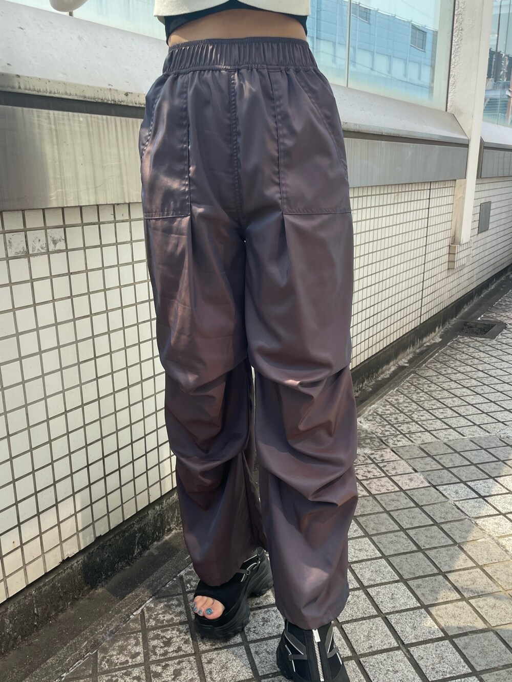 ホワイト系のニット/セーター、ブラック系のTシャツ/カットソー、ブラウン系のその他パンツを着用したレディースの春コーディネートの7枚目の写真