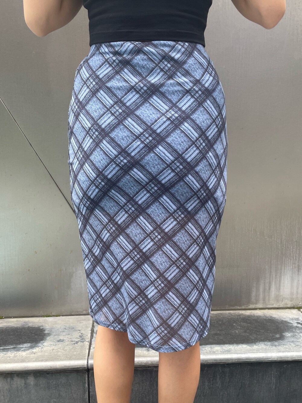 ブラック系のTシャツ/カットソー、ブルー系のスカート、ブラック系のサンダルを着用したレディースの夏コーディネートの8枚目の写真