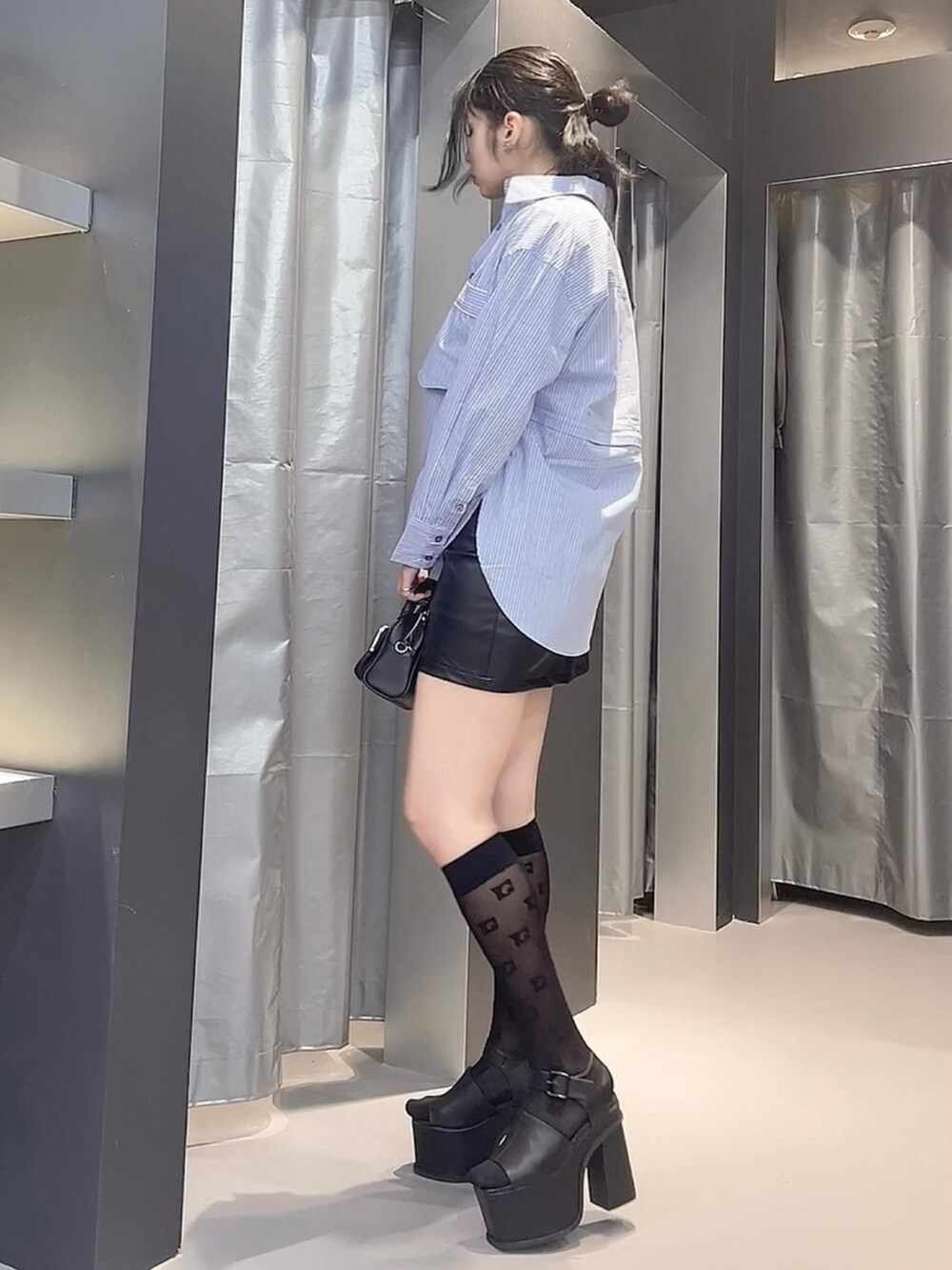 ブラック系のTシャツ/カットソー、ブルー系のシャツ/ブラウス、その他のスカートを着用したレディースの春コーディネートの2枚目の写真