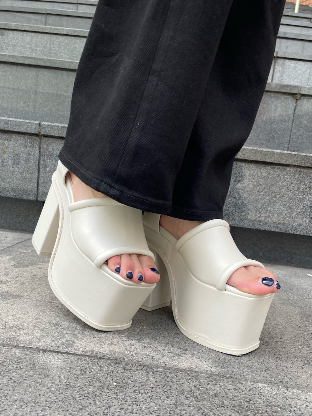 ホワイト系のタンクトップ、ブラック系のつなぎ/オールインワン、ホワイト系のサンダルを着用したレディースの夏コーディネートの4枚目の写真