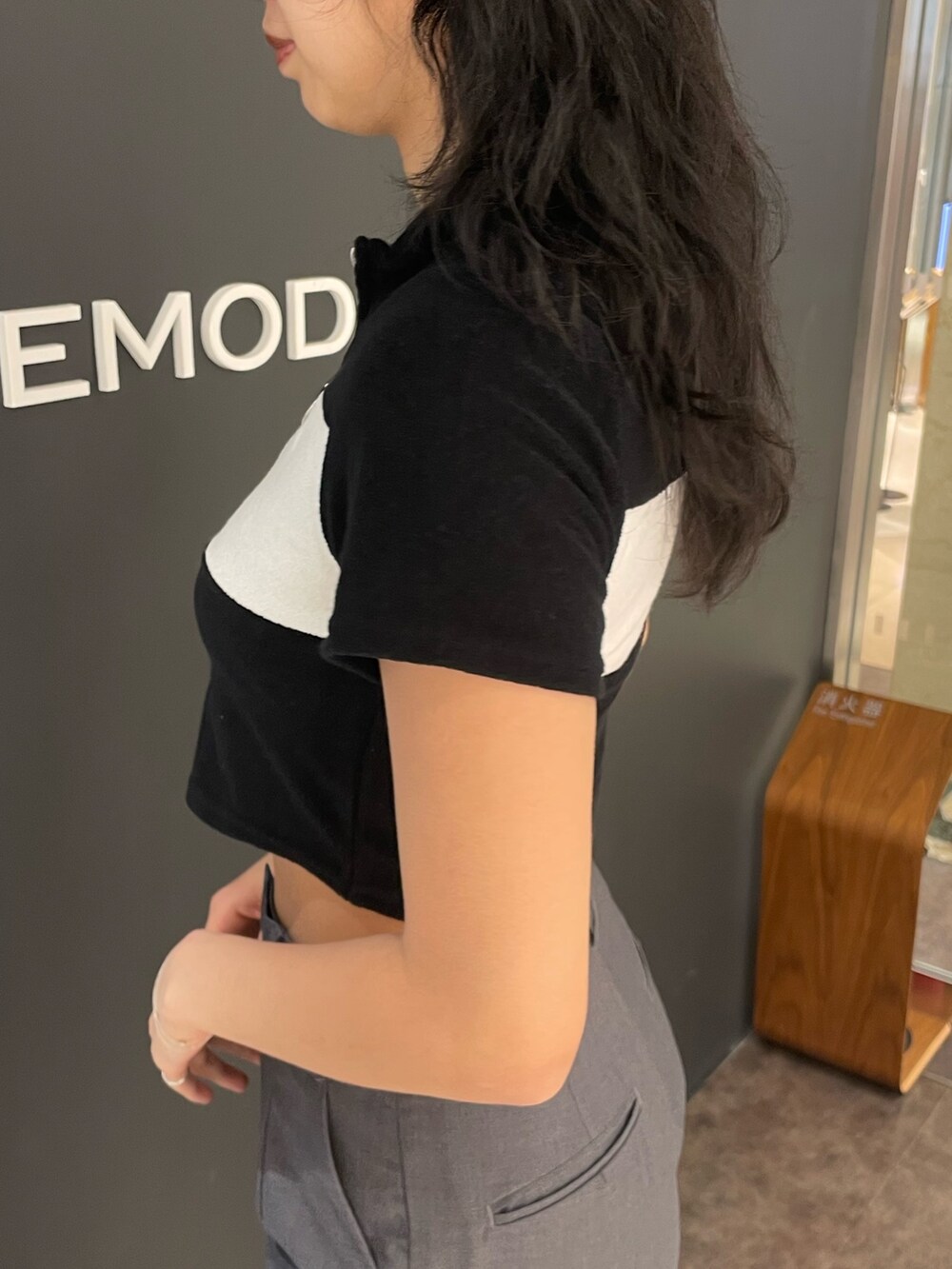 ブラック系のTシャツ/カットソー、グレー系のその他パンツ、ブラック系のサンダルを着用したレディースの春コーディネートの5枚目の写真