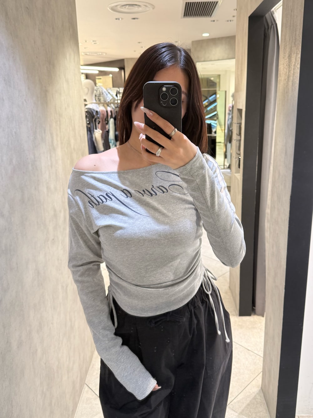 グレー系のTシャツ/カットソー、ブラック系のその他パンツ、ブラック系のスニーカーを着用したレディースの春コーディネートの4枚目の写真