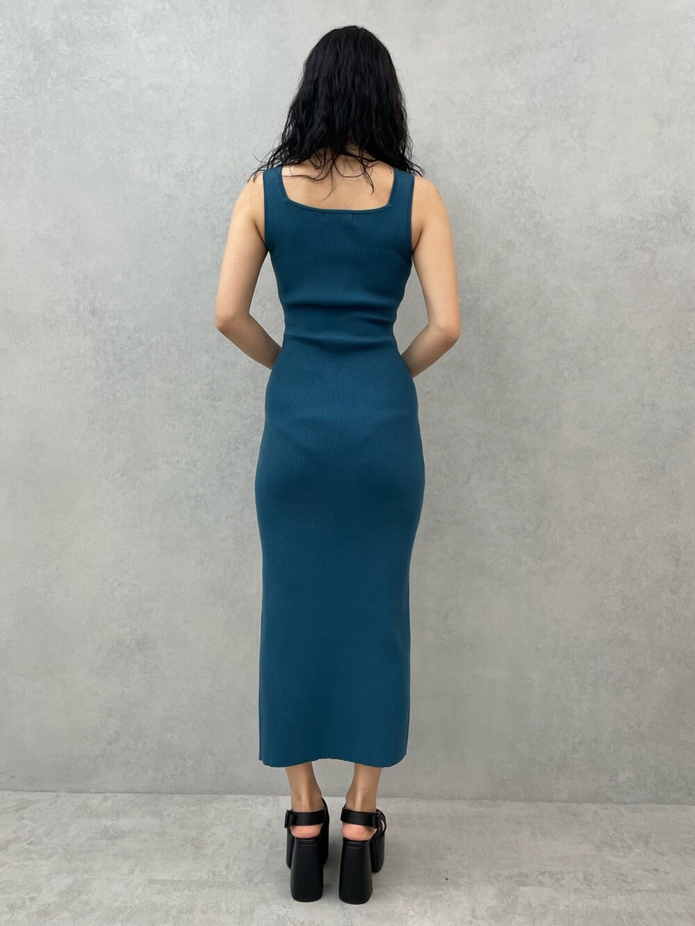 ブルー系のワンピース、ブラック系のサンダル、シルバー系のネックレスを着用したレディースの春コーディネートの3枚目の写真