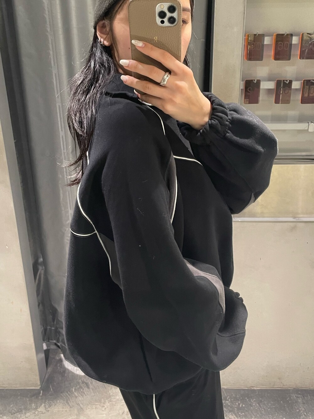 ブラック系のTシャツ/カットソー、ブラック系のスラックス、グレー系のブーツを着用したレディースの冬コーディネートの4枚目の写真