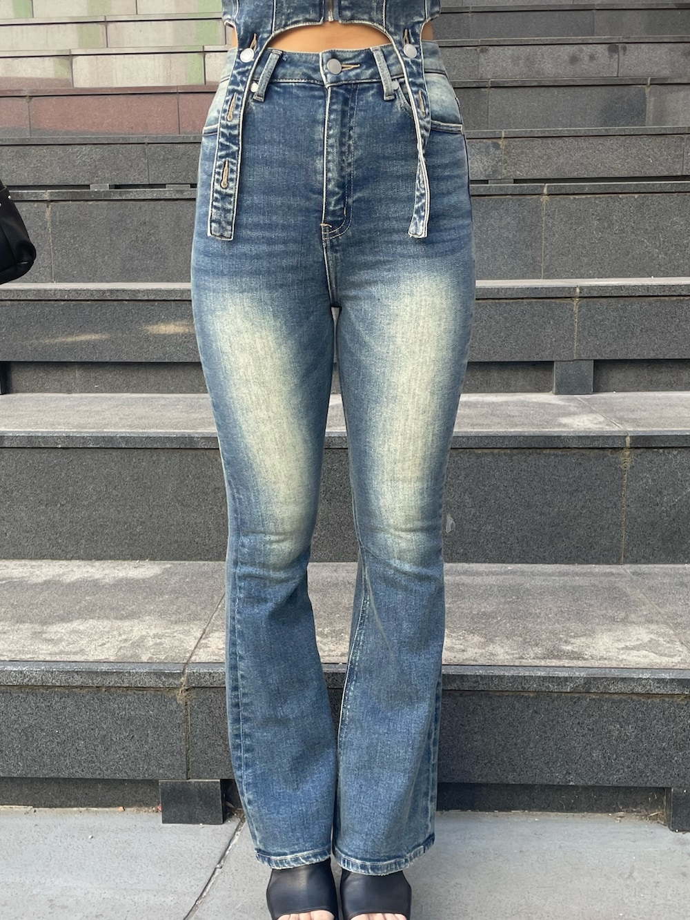 ホワイト系のTシャツ/カットソー、ブルー系のサロペット/オーバーオール、ブラック系のハンドバッグを着用したレディースの春コーディネートの7枚目の写真