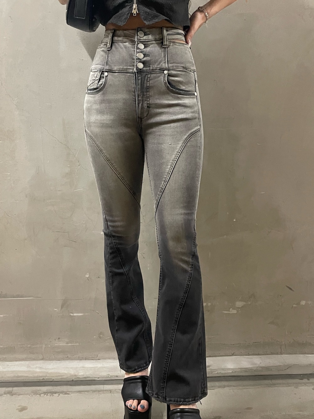 ブラック系のシャツ/ブラウス、ブラック系のデニムパンツ、ブラック系のハンドバッグを着用したレディースの春コーディネートの7枚目の写真