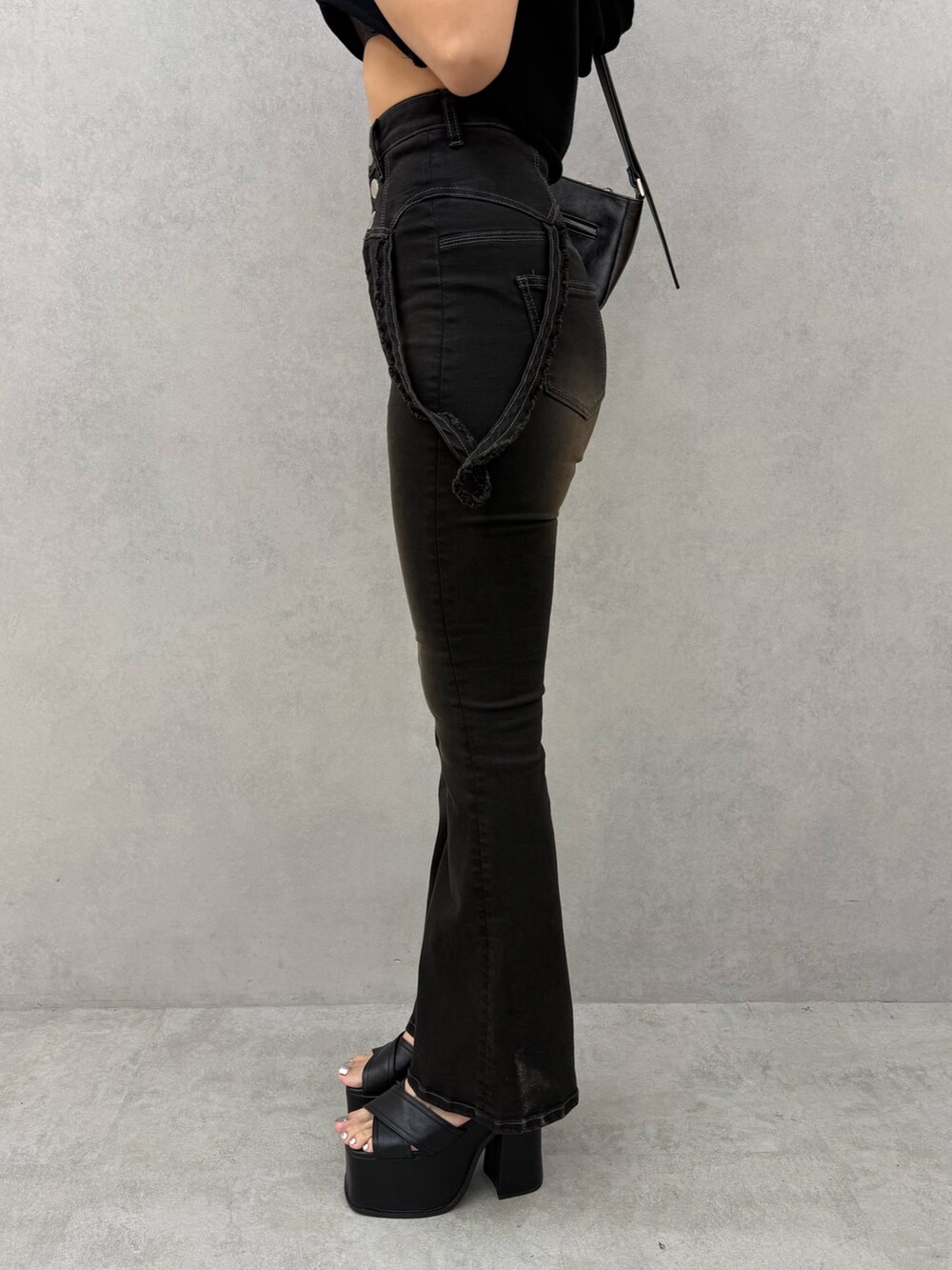 ブラウン系のワンピース、ブラック系のデニムパンツ、ブラック系のサンダルを着用したレディースの夏コーディネートの8枚目の写真