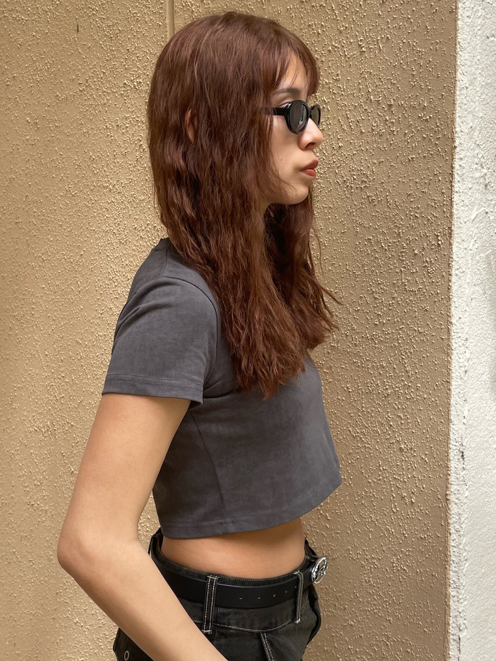 グレー系のTシャツ/カットソー、ブラック系のスカート、ブラック系のサンダルを着用したレディースの春コーディネートの7枚目の写真