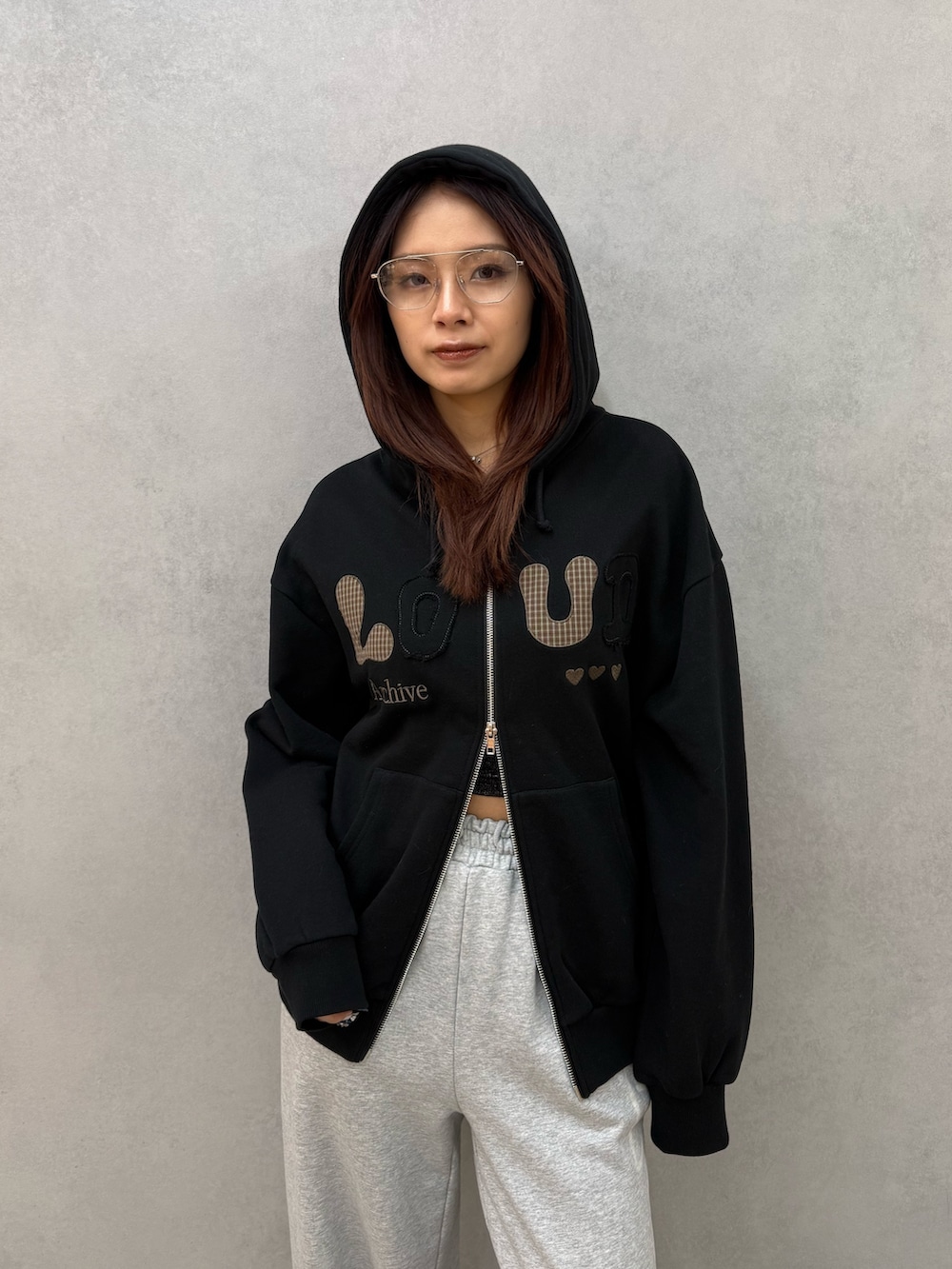 ブラック系のパーカー、グレー系のスウェットパンツ、ブラック系のブーツを着用したレディースの冬コーディネートの4枚目の写真