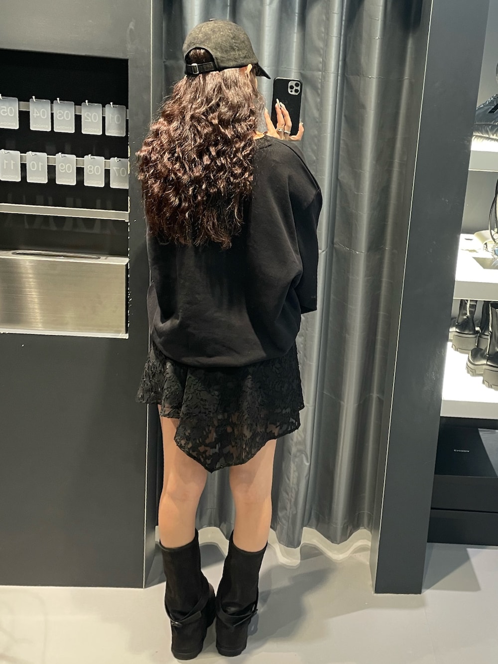 ブラック系のスウェット、ブラック系のスカート、ブラック系のスカートを着用したレディースの冬コーディネートの3枚目の写真