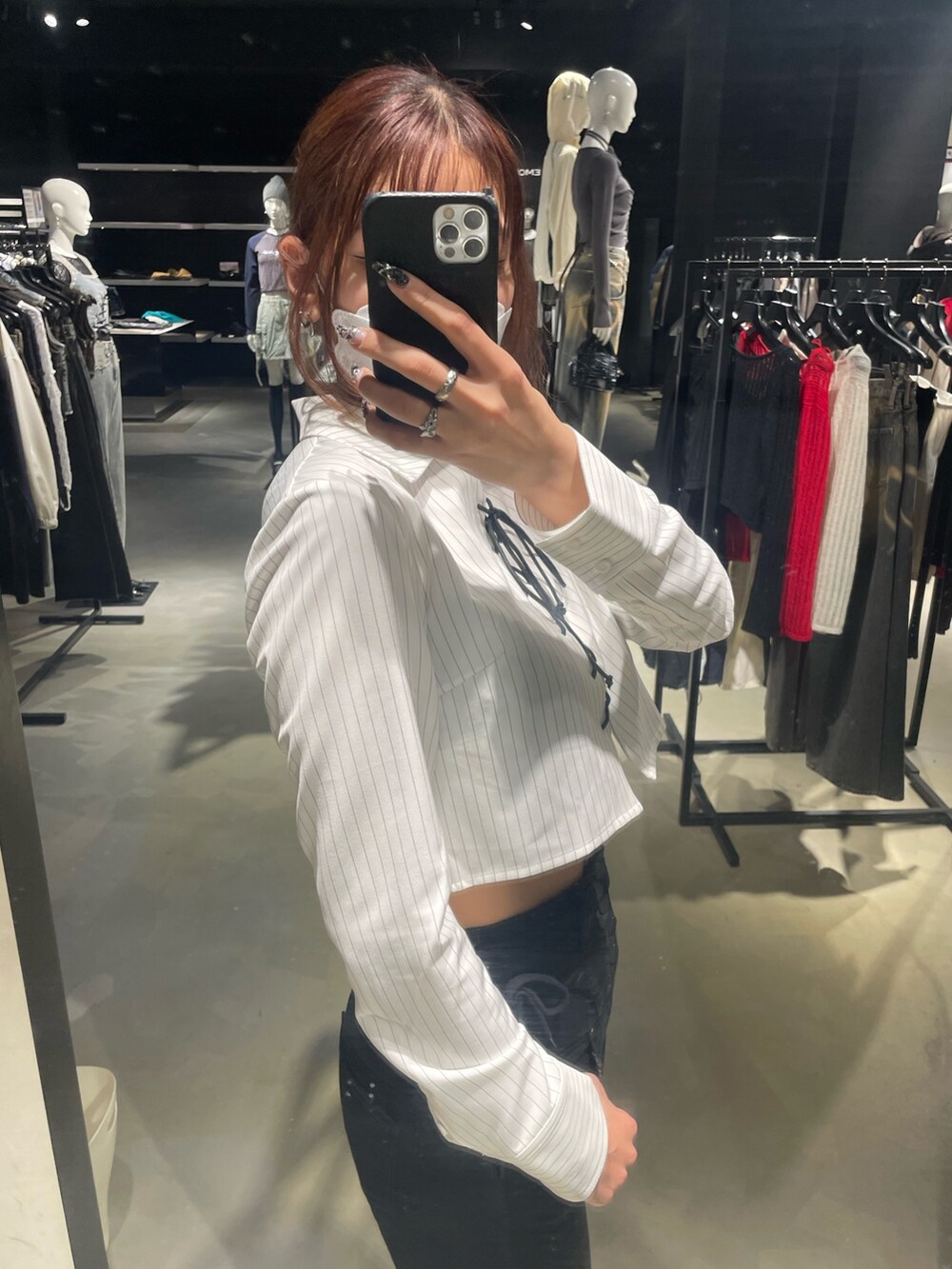 ホワイト系のシャツ/ブラウス、ブラック系のデニムパンツ、ブラック系のサンダルを着用したレディースの春コーディネートの5枚目の写真