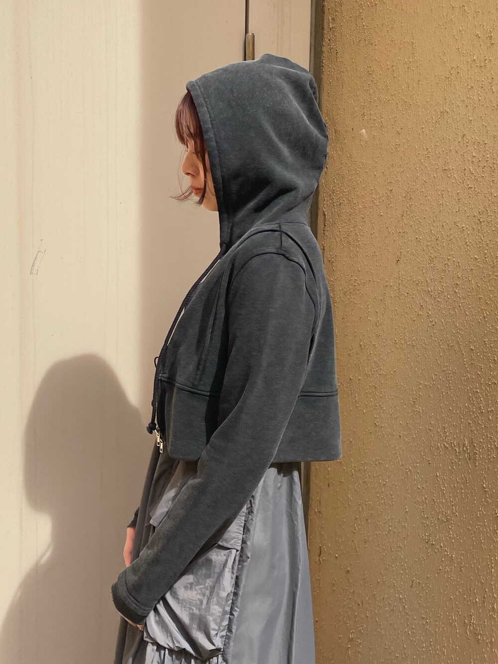 ブラック系のTシャツ/カットソー、グレー系のワンピース、ブラック系のサンダルを着用したレディースの春コーディネートの5枚目の写真