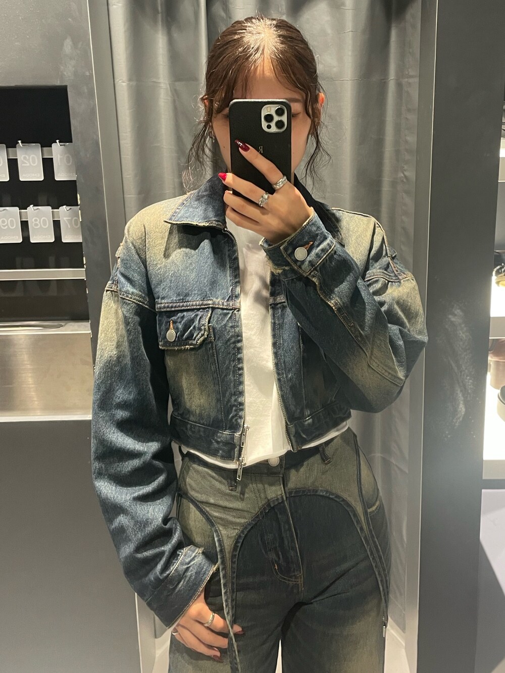 ブルー系のデニムジャケット、ホワイト系のTシャツ/カットソー、ブルー系のデニムパンツを着用したレディースの秋コーディネートの4枚目の写真