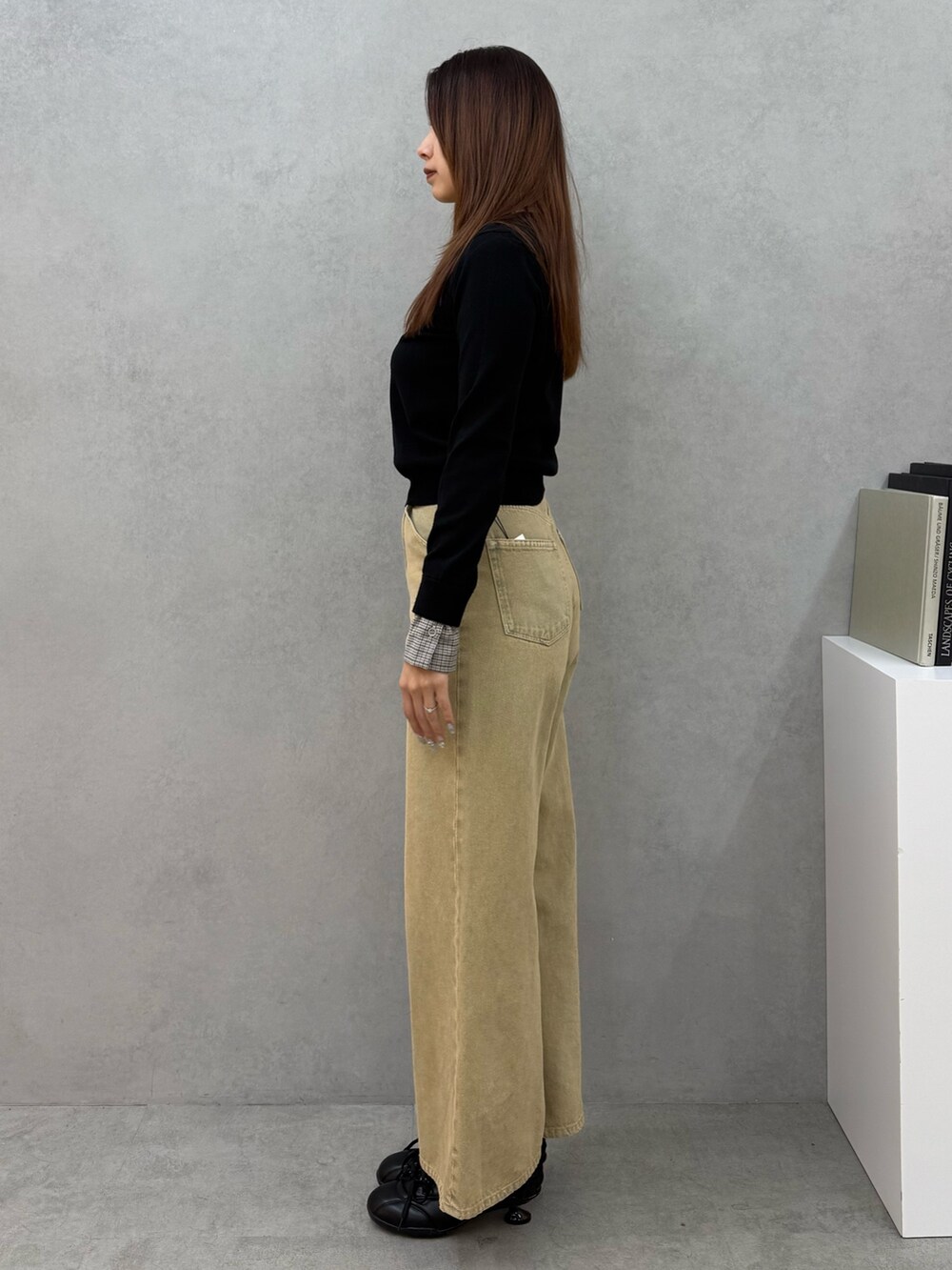 ブラック系のシャツ/ブラウス、ベージュ系のデニムパンツ、ブラック系のスニーカーを着用したレディースの冬コーディネートの2枚目の写真