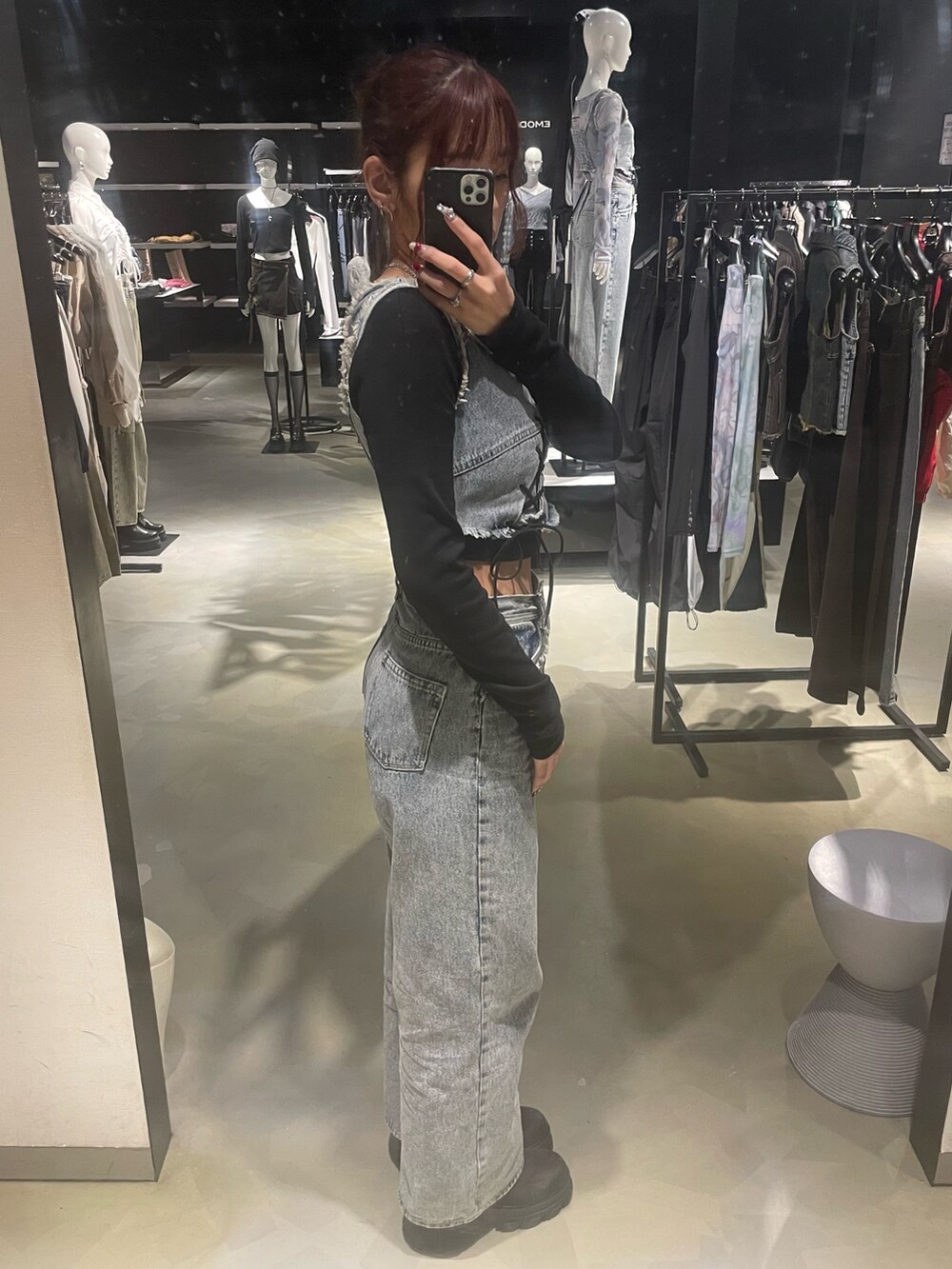 ブラック系のTシャツ/カットソー、ブルー系のデニムパンツ、ブラック系のブーツを着用したレディースの春コーディネートの2枚目の写真