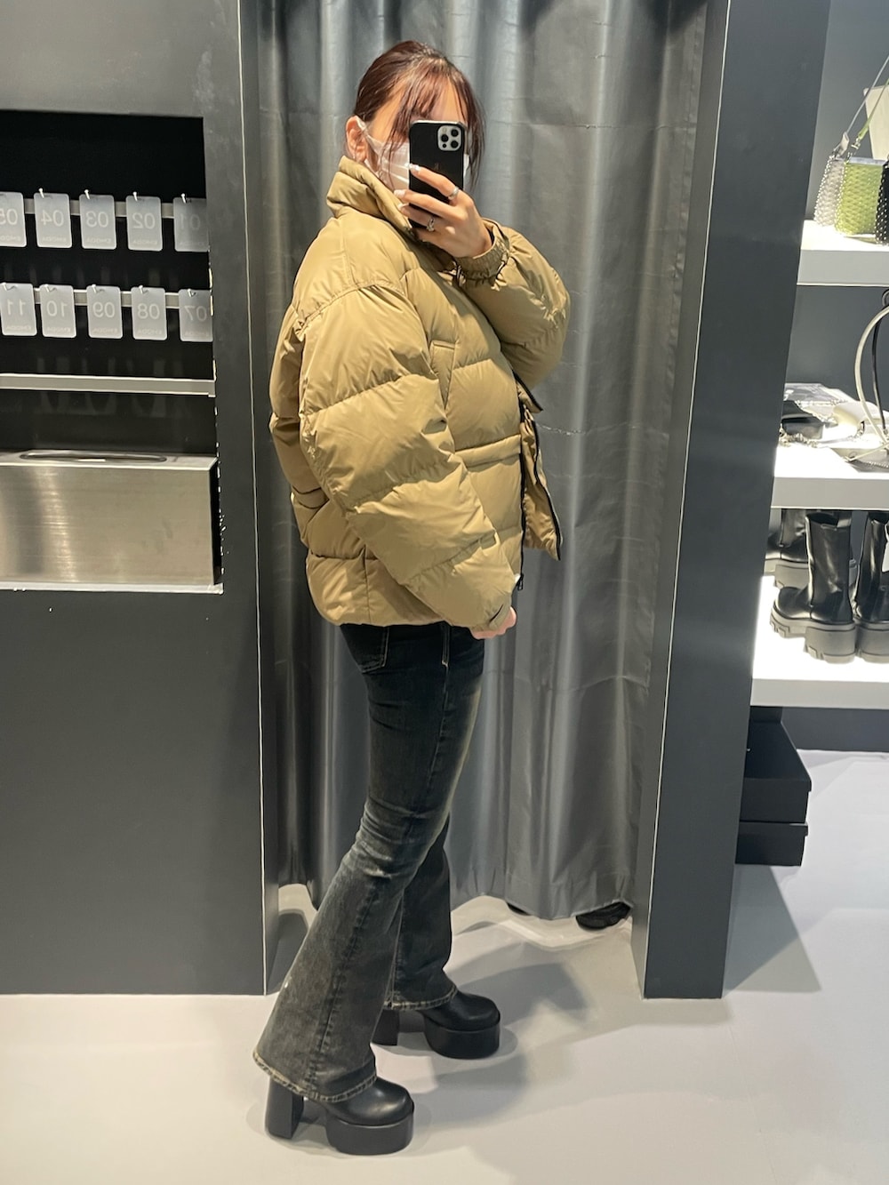 ブラック系のニット/セーター、ベージュ系のブルゾン、ブルー系のデニムパンツを着用したレディースの冬コーディネートの5枚目の写真