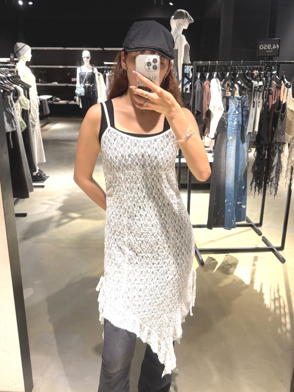ブラック系のデニムパンツ、ブラック系のニット/セーター、ブラック系のサンダルを着用したレディースの夏コーディネートの4枚目の写真