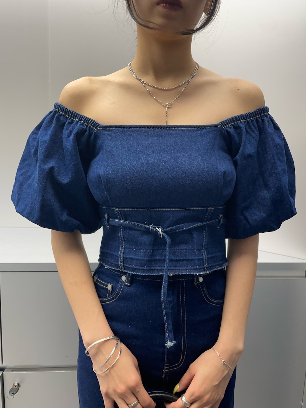 ブルー系のシャツ/ブラウス、ブルー系のスカート、ブラック系のハンドバッグを着用したレディースの春コーディネートの4枚目の写真