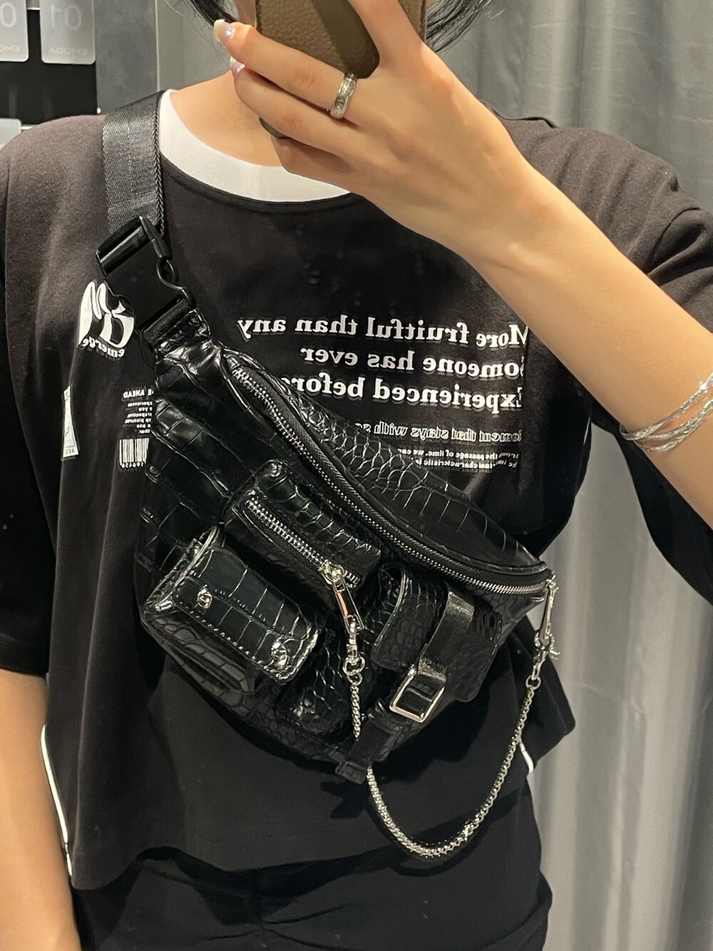 ブラック系のTシャツ/カットソー、ブラック系のハンドバッグ、ブラック系のワンピースを着用したレディースの春コーディネートの8枚目の写真