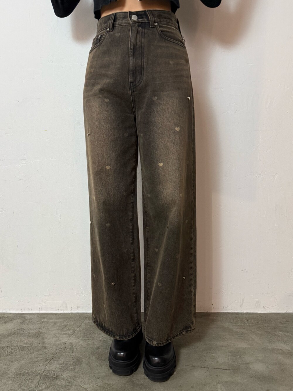 ブラウン系のブルゾン、ブラック系のニット/セーター、ブラウン系のデニムパンツを着用したレディースの秋コーディネートの5枚目の写真