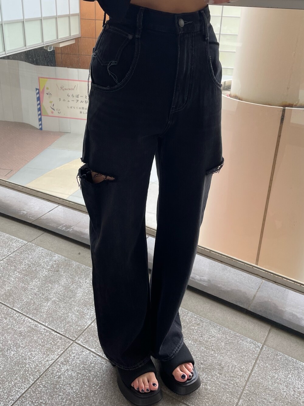 ブラック系のシャツ/ブラウス、ホワイト系のTシャツ/カットソー、ブラック系のデニムパンツを着用したレディースの夏コーディネートの4枚目の写真