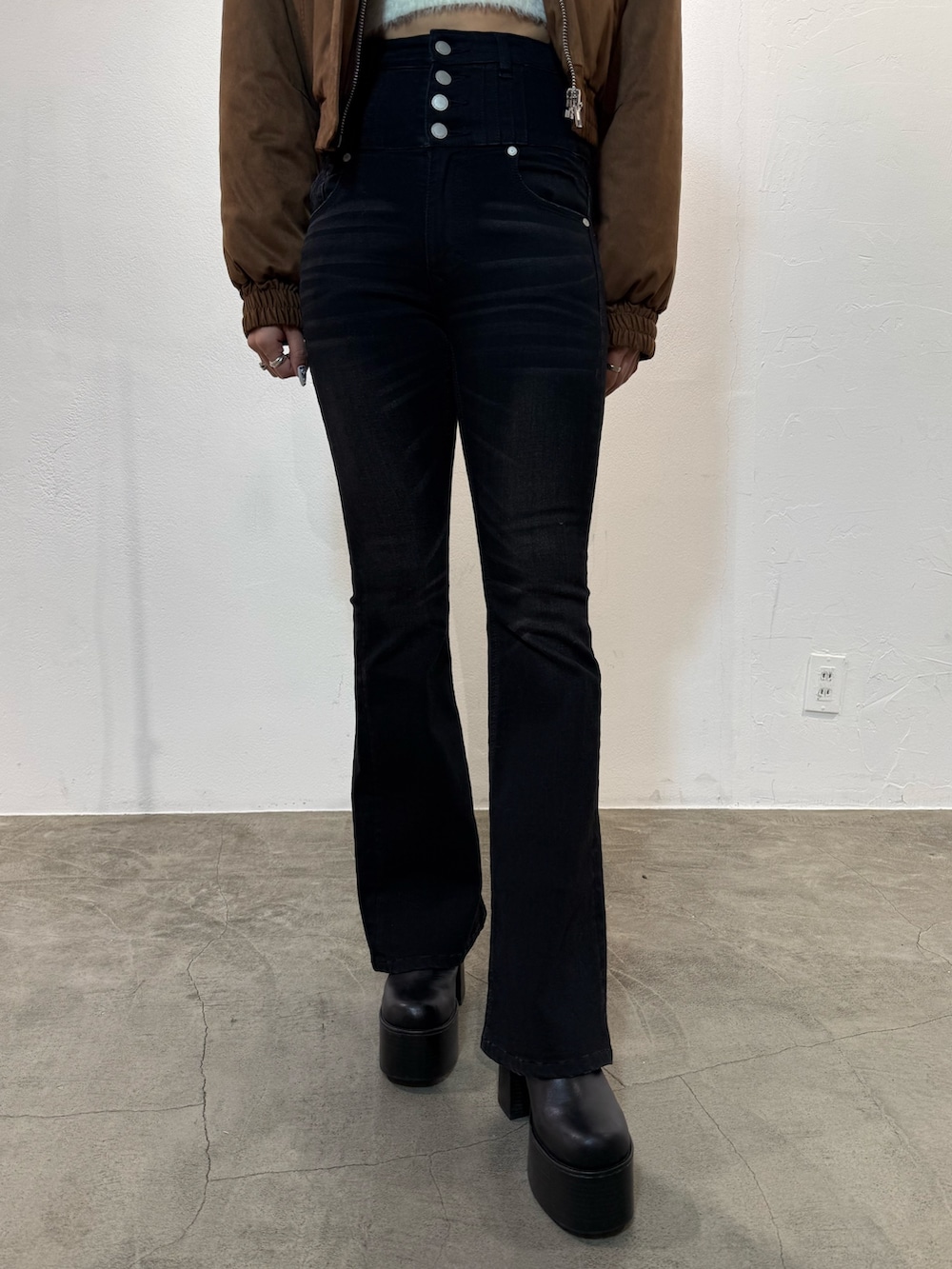 ホワイト系のニット/セーター、ベージュ系のブルゾン、ブラック系のデニムパンツを着用したレディースの冬コーディネートの5枚目の写真