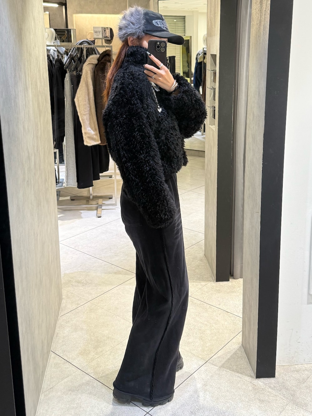 ブラック系のブーツ、ブラック系のスウェットパンツ、ブラック系のブルゾンを着用したレディースの秋コーディネートの2枚目の写真