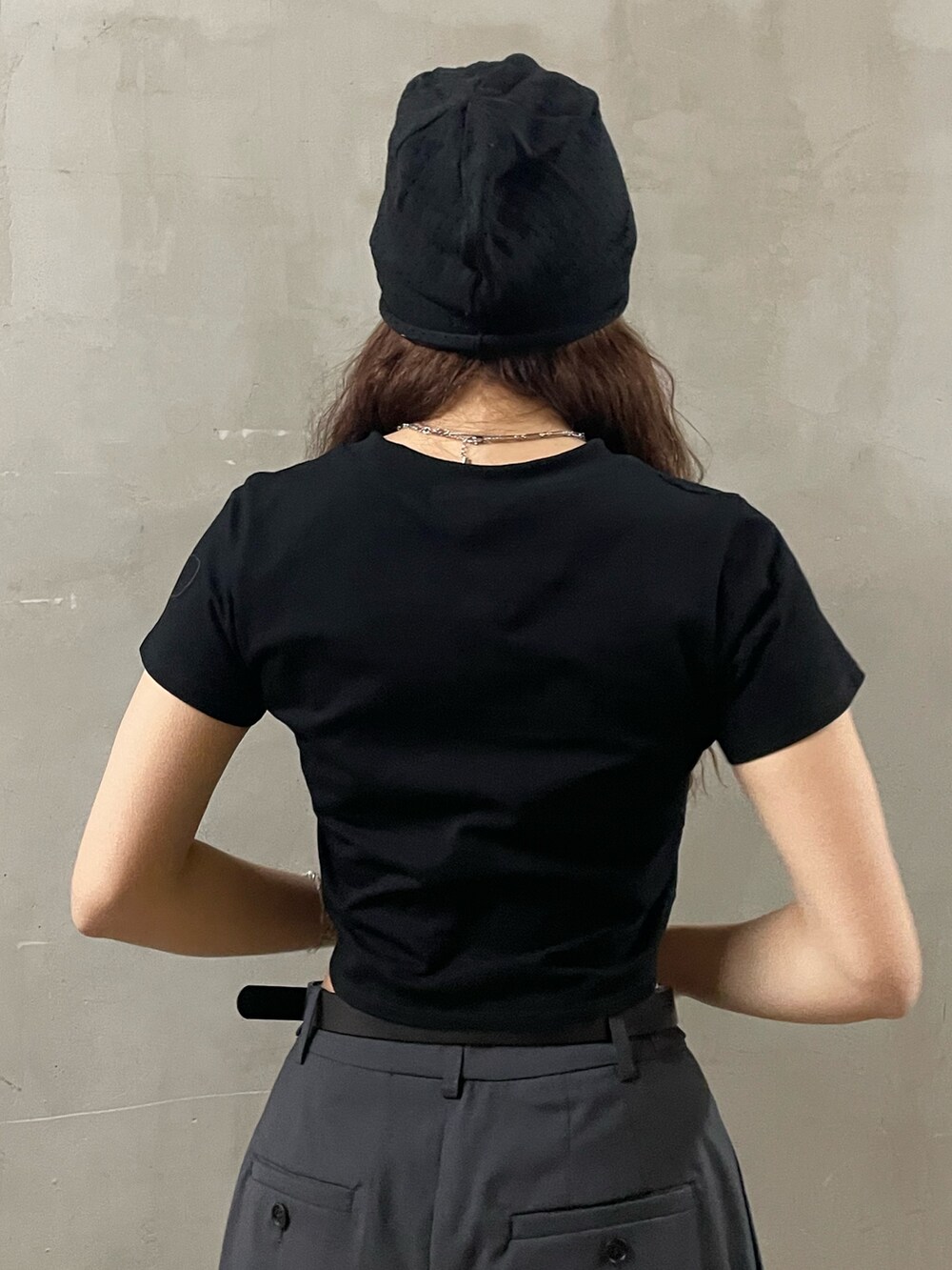 ブラック系のTシャツ/カットソー、グレー系のその他パンツ、ブラック系のスニーカーを着用したレディースの春コーディネートの6枚目の写真