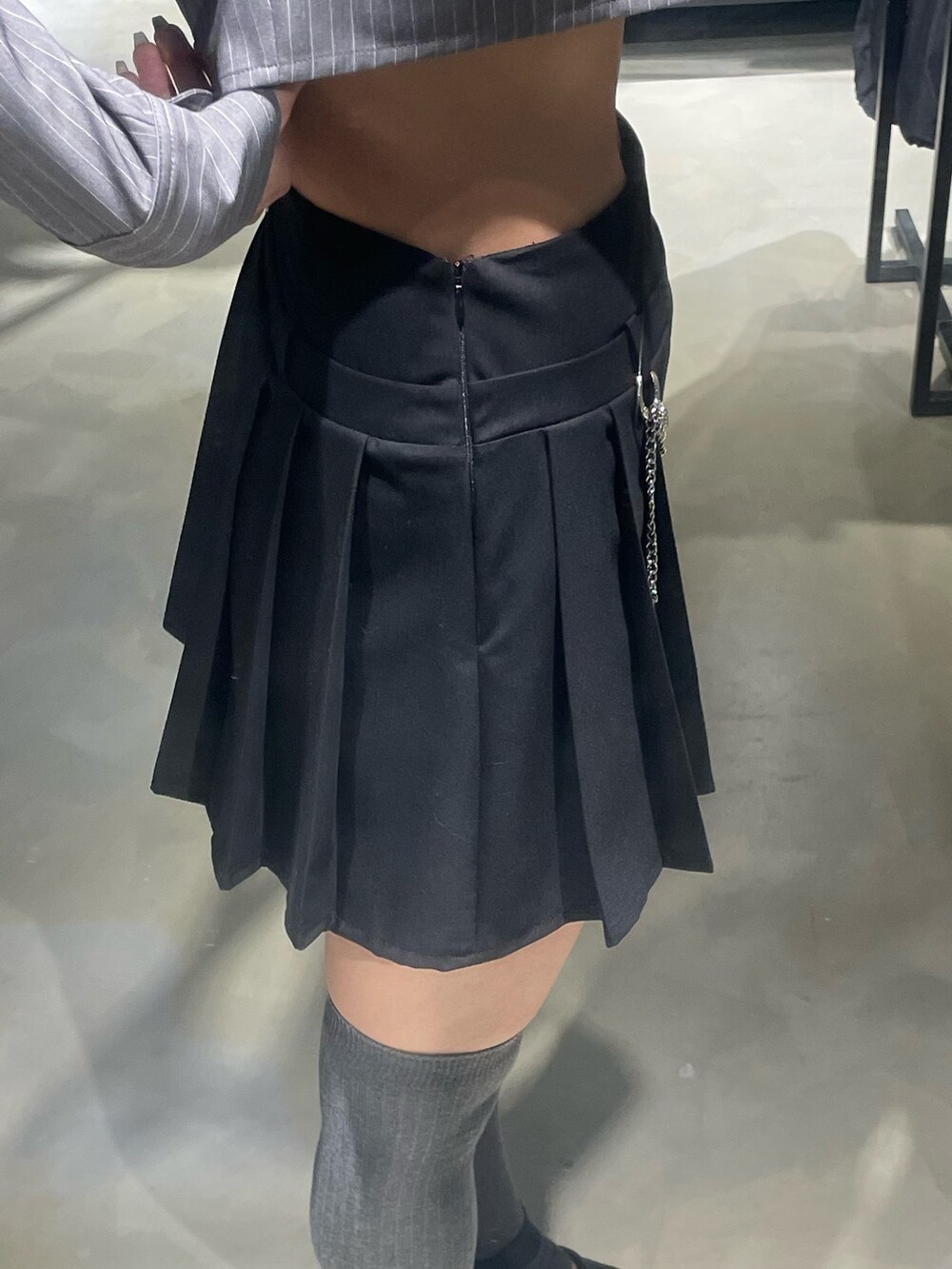 グレー系のシャツ/ブラウス、ブラック系のスカート、ブラック系のサンダルを着用したレディースの春コーディネートの7枚目の写真