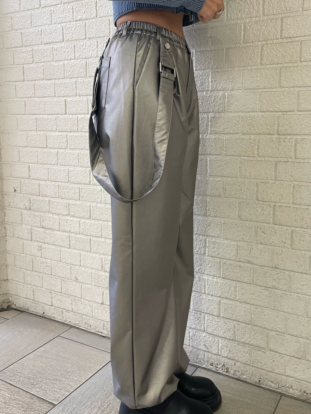 ブルー系のニット/セーター、シルバー系のその他パンツ、ブラック系のブーツを着用したレディースの冬コーディネートの8枚目の写真