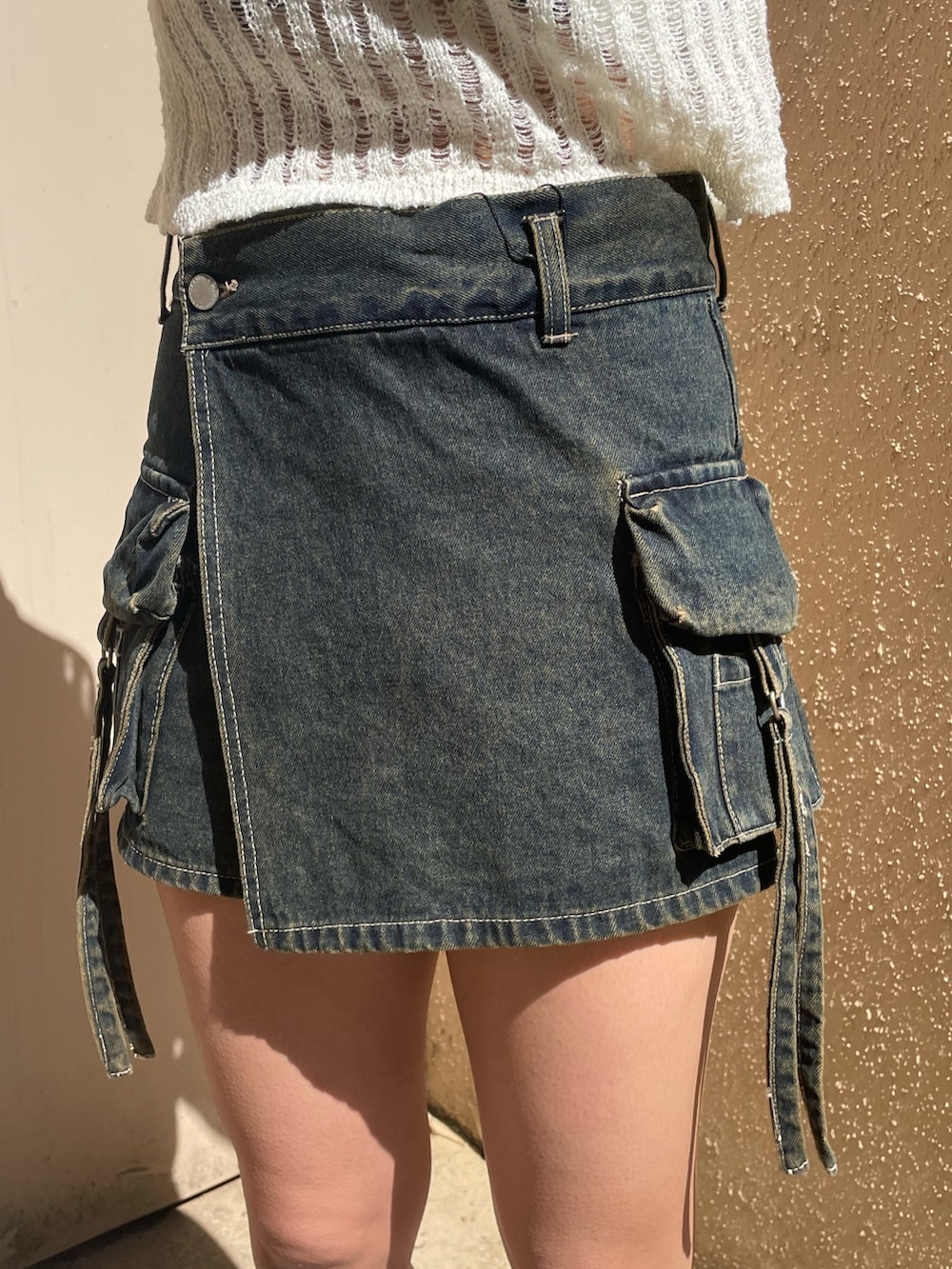 ホワイト系のニット/セーター、ブルー系のその他パンツ、ホワイト系のハンドバッグを着用したレディースの春コーディネートの7枚目の写真