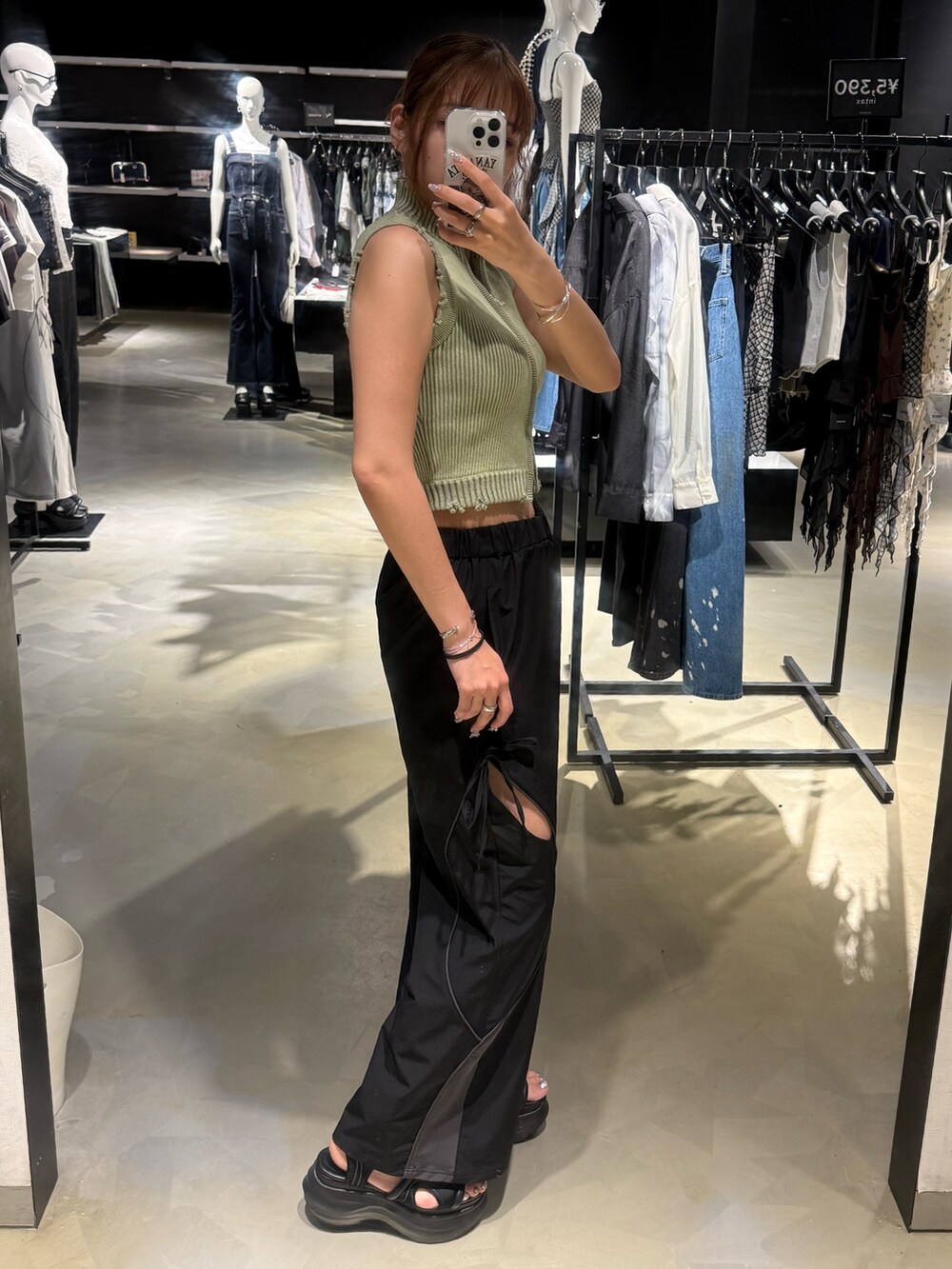 グリーン系のタンクトップ、ブラック系のその他パンツ、ブラック系のサンダルを着用したレディースの夏コーディネートの2枚目の写真