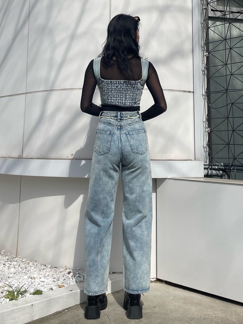 ブラック系のTシャツ/カットソー、ブルー系のキャミソール、ブルー系のデニムパンツを着用したレディースの春コーディネートの3枚目の写真