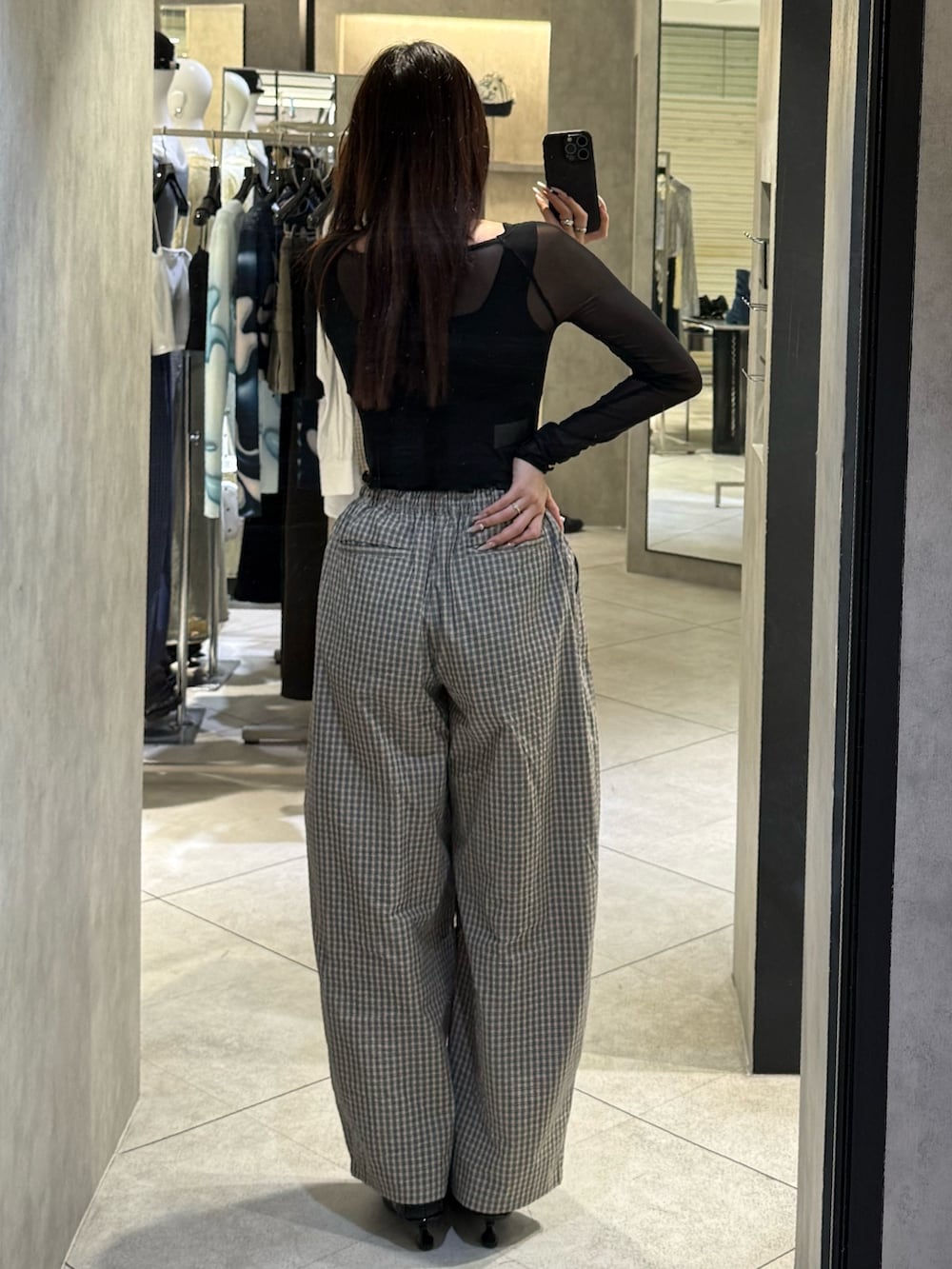 ブラック系のTシャツ/カットソー、ブラック系のニット/セーター、ベージュ系のその他パンツを着用したレディースの春コーディネートの3枚目の写真