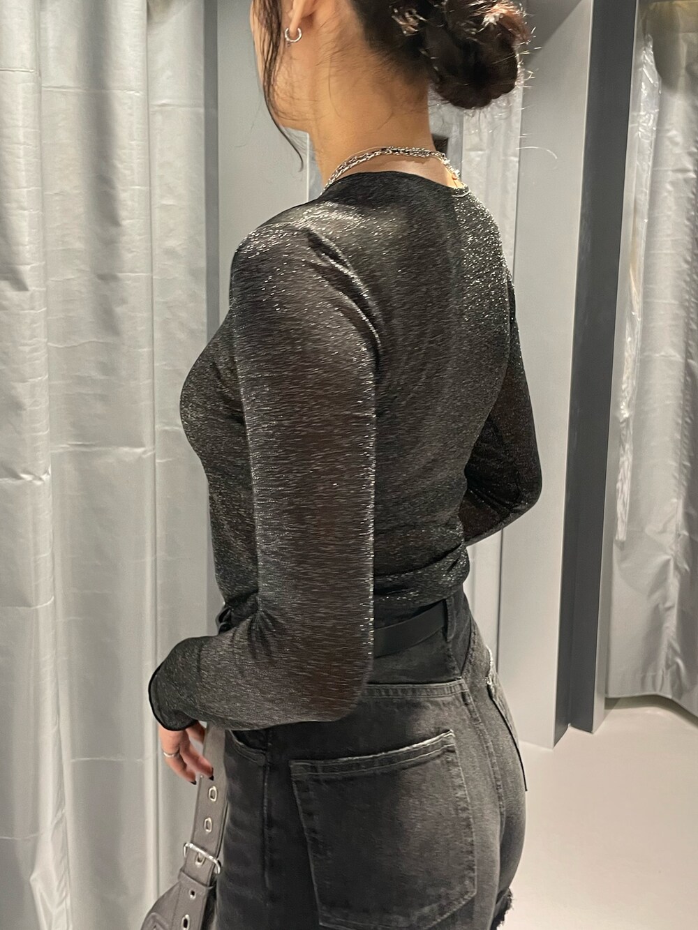 その他のTシャツ/カットソー、ブラック系のデニムパンツ、シルバー系のハンドバッグを着用したレディースの夏コーディネートの5枚目の写真