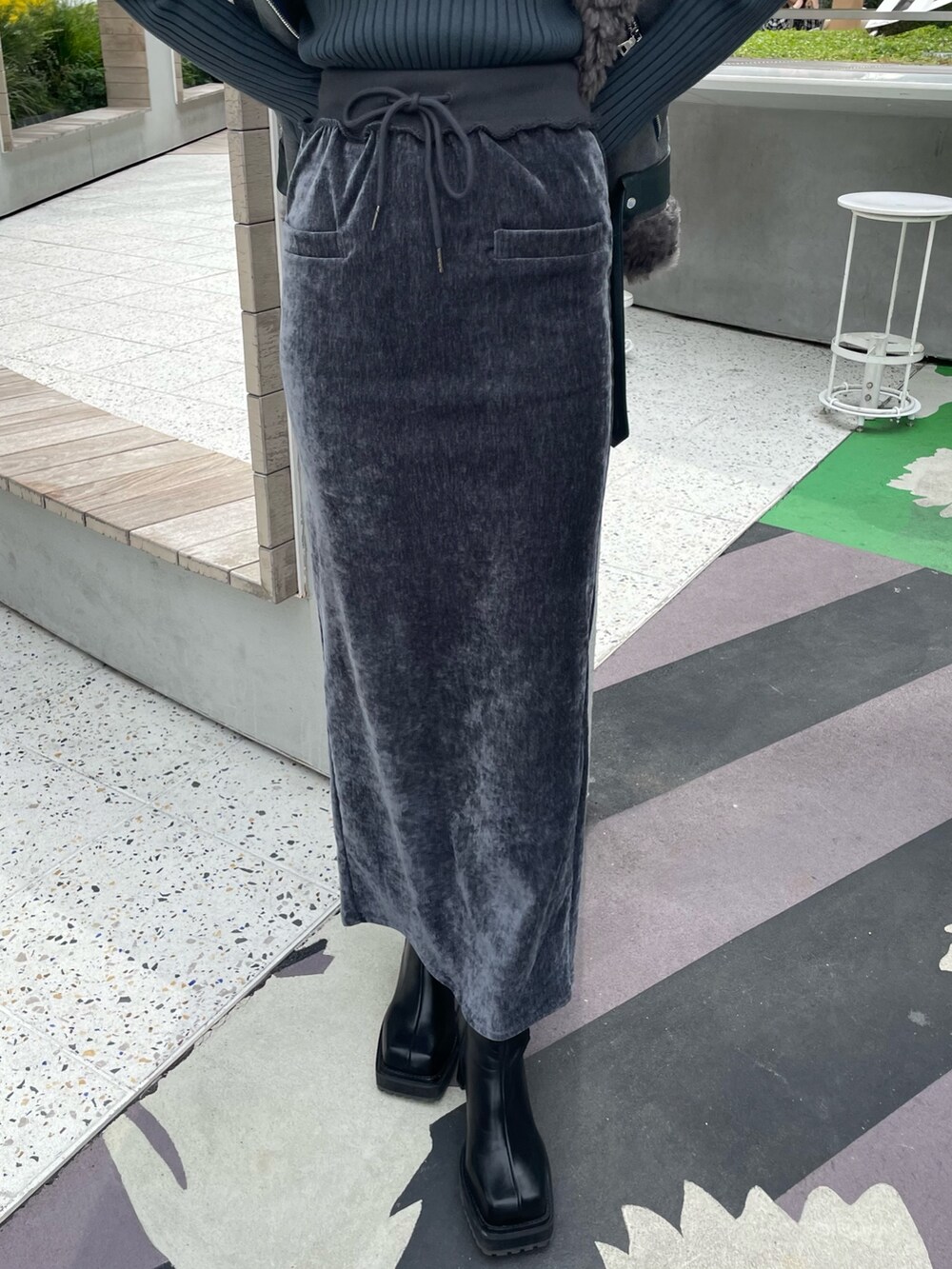 グレー系のベスト、その他のニット/セーター、グレー系のスカートを着用したレディースの秋コーディネートの6枚目の写真