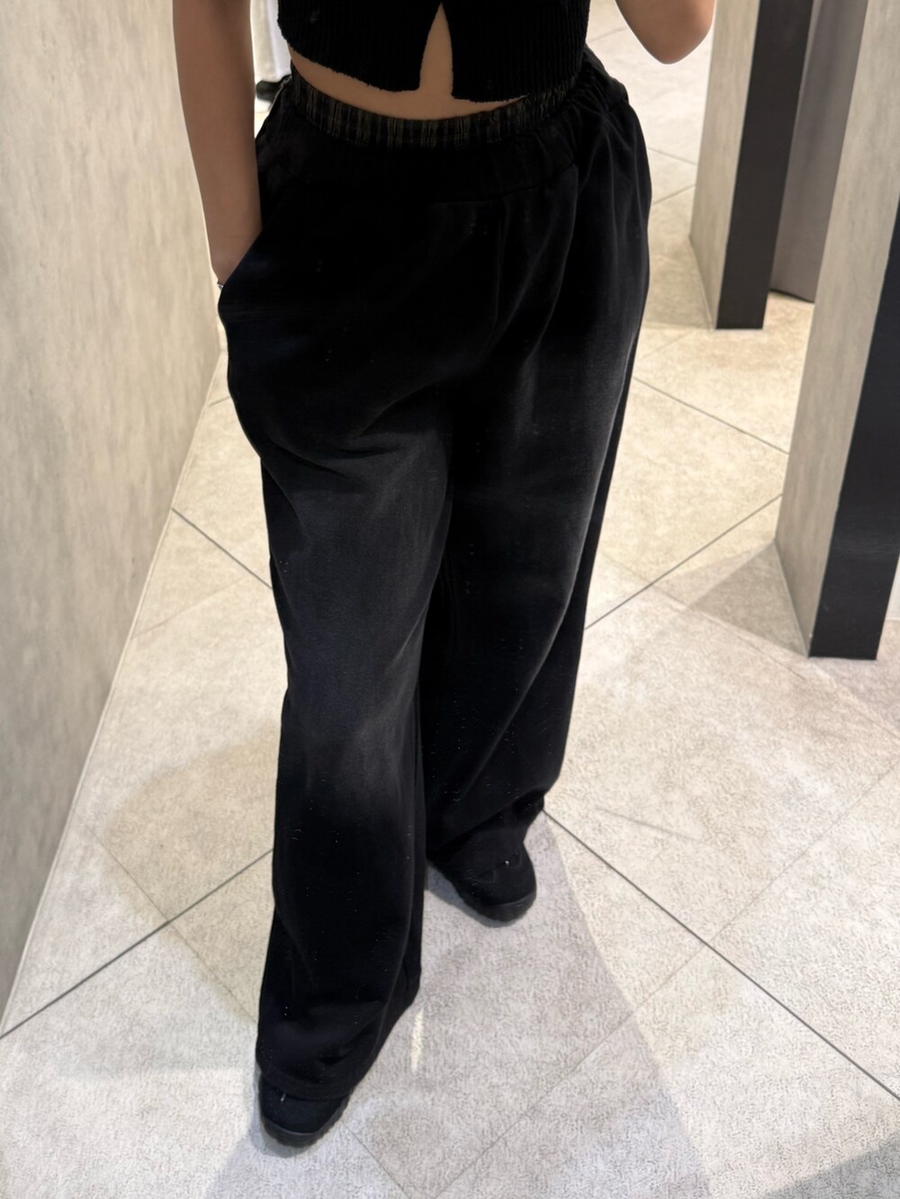 ブラック系のスウェットパンツ、ブラック系のスニーカー、ブラウン系のハンチング/ベレー帽を着用したレディースの春コーディネートの5枚目の写真